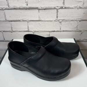 Dansko Matte Black Clog Professional Classic Size 40 (size 9-9.5) Nursing Clogs
